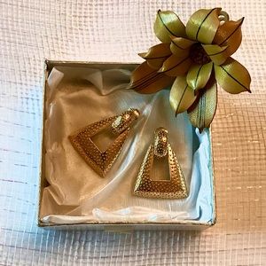 Vintage 1970’s accented gold earrings!